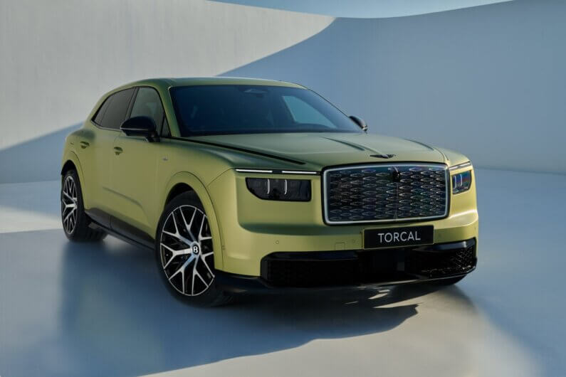 Imagem frontal do SUV Torcal na cor verde abacate ilustra o post cujo título diz que o Torcal é o primeiro carro totalmente elétrico da Bentley.