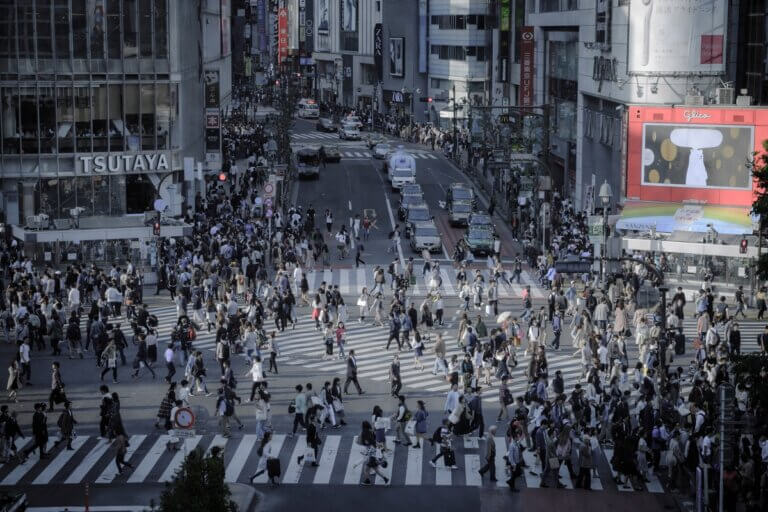 Imagem de pedestres atravessando um cruzamento em Tóquio, Japão, ilustra o post cuno título pergunta: Como chegar de forma humana a um futuro com menos consumo?