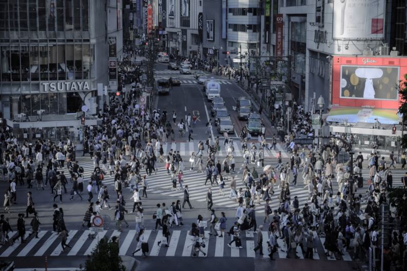 Imagem de pedestres atravessando um cruzamento em Tóquio, Japão, ilustra o post cuno título pergunta: Como chegar de forma humana a um futuro com menos consumo?