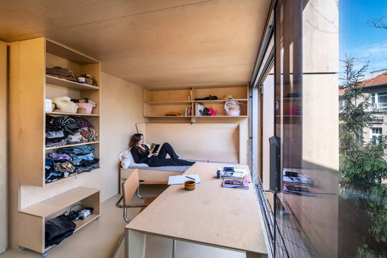 Imagem interna do quarto da casa de madeira que foi inspirada em um guarda-roupa e projetada pela firma de arquitetura Šépka Architekti.